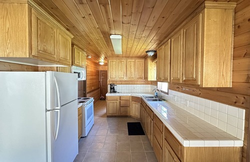 Klamath Casa | Enjoy this cozy family-style home along the Klamath River, just off HWY 101!