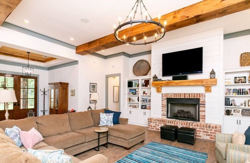Kathleen Casa | Disfruta de esta gran casa de ensueño del sur en un hermoso lote con árboles de pacana.