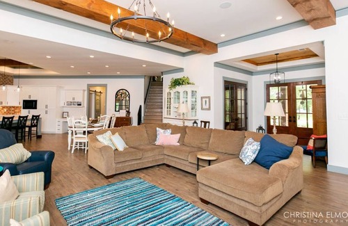 Kathleen Casa | Disfruta de esta gran casa de ensueño del sur en un hermoso lote con árboles de pacana.