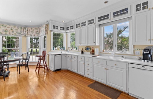 Lake Waccamaw Casa | Enjoy this Spacious Lakefront home with your own private pier