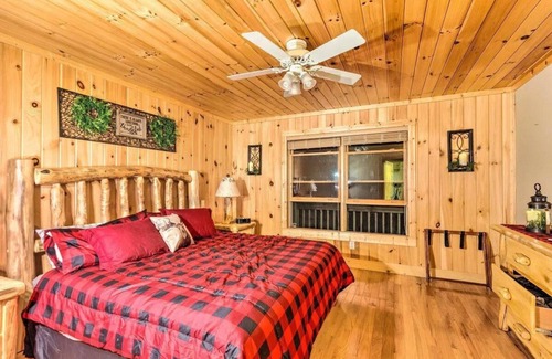 Mars Hill Cabina | Enjoy this sprawling property and its wide range of amenities. A wonderful home for large groups.