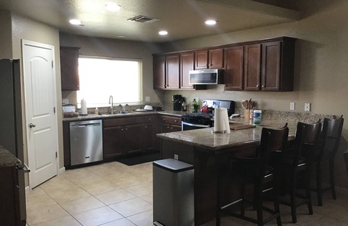 Lemoore Casa | Enjoy this warm residential property located near hwy 198 and hwy 41.