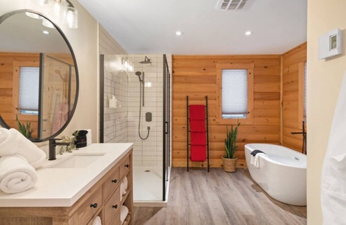 La Minerve Chalet De Esquí | Enjoy this waterfront cabine, Hot tub, Pool table
