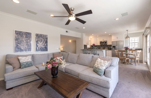 Lantern District Condominio | ¡Disfruta de dos casas por el precio de una! Duplex independiente en gran pueblo de linterna