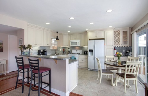 Lantern District Condominio | ¡Disfruta de dos casas por el precio de una! Duplex independiente en gran pueblo de linterna