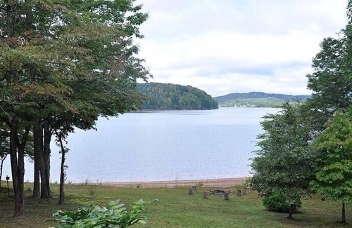 Hayesville Cabina | Disfrute de su cabaña en el lago Chatuge con su propio muelle y fogata al aire libre