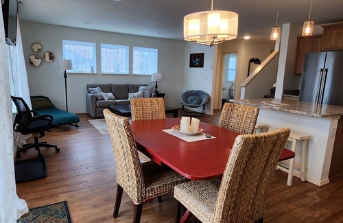 Moclips Casa | Enjoy your next vacation by the sea in this bright and inviting home.