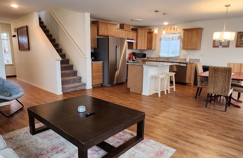 Moclips Casa | Enjoy your next vacation by the sea in this bright and inviting home.
