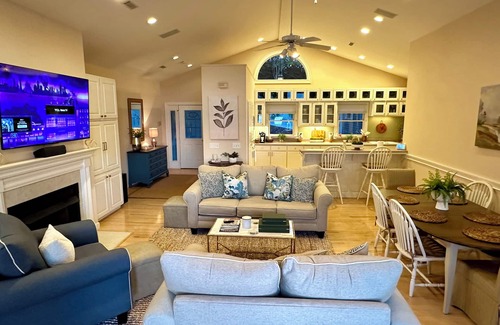 Six Mile Casa | Enjoy your own slice of paradise on Lake Keowee. On the water & amazing sunsets.