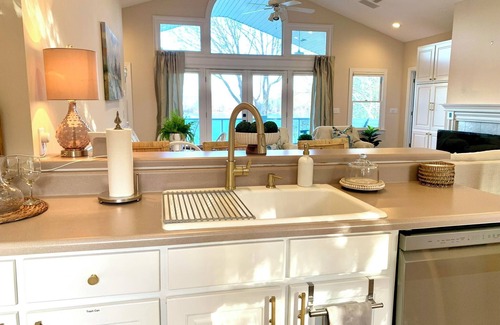 Six Mile Casa | Enjoy your own slice of paradise on Lake Keowee. On the water & amazing sunsets.
