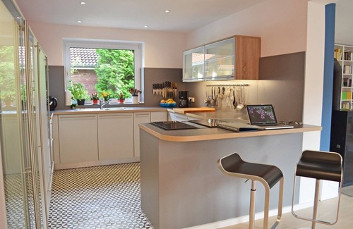 Ulsnis Casa | Bungalow moderno superior con equipos de alta calidad y estufa para familias.