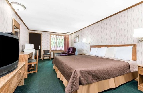 Summitt Hotel | Enjoy Your Stay at Knights Inn Ashland! Pool, Picnic Area, Parking, WiFi