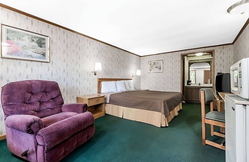 Summitt Hotel | Enjoy Your Stay at Knights Inn Ashland! Pool, Picnic Area, Parking, WiFi