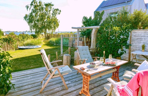 Fehmarnsund Apartamento | Enjoy your vacation: Sea view, terrace & fireplace -BEACHHOUSE FEHMARN apartment Ostwind