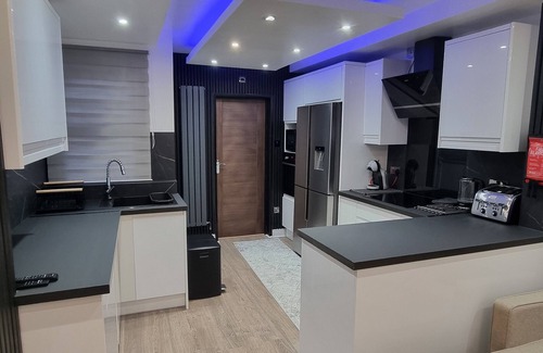 Watford Casa | Enjoyable 3-bedroom house with WiFi in Watford central / 30min to Central London