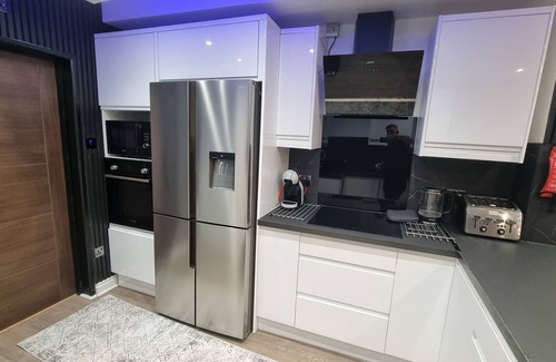 Watford Casa | Enjoyable 3-bedroom house with WiFi in Watford central / 30min to Central London