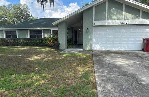 Plant City Casa | Enjoyable 3-bedroom house with wetbar and pool.