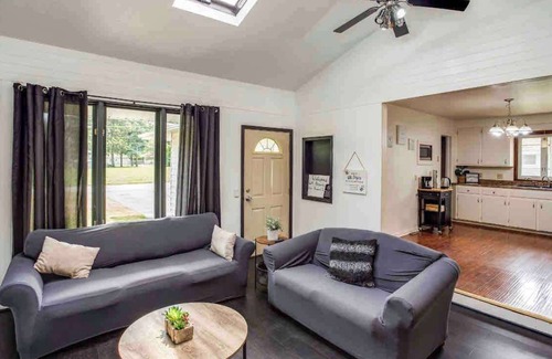 Rochester Casa | Enjoyable Home by Airport & Dwtn