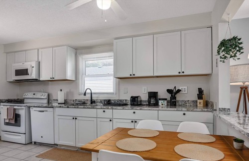 Madison Heights Casa | Enjoyable Stay for Families and Friends by Detroit