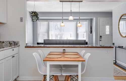 Madison Heights Casa | Enjoyable Stay for Families and Friends by Detroit