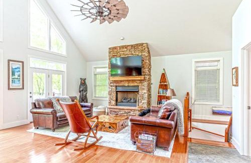 Topton Casa | Enormous Cabin Retreat with Beautiful Views and Private Dock in Topton, North Carolina