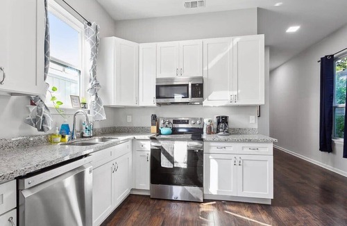 Mid-City Casa | Enormous Colorful New 6br Pad w/Parking