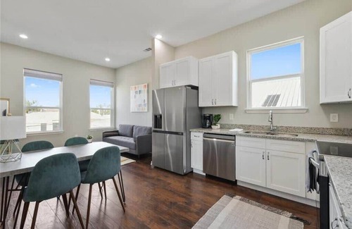 Mid-City Casa | Enormous Colorful New 6br Pad w/Parking