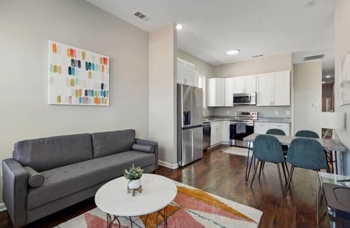 Mid-City Casa | Enormous Colorful New 6br Pad w/Parking