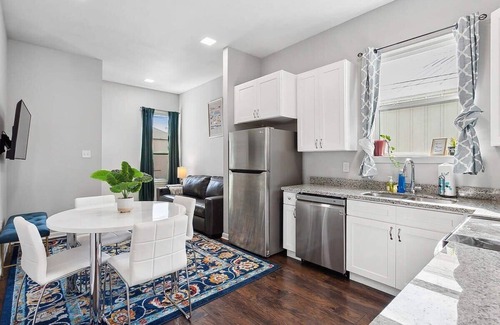 Mid-City Casa | Enormous Colorful New 6br Pad w/Parking