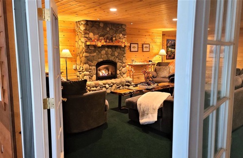 Leavenworth Cabina | Enormous Mountain Lodge - POOL / HOT TUB / Pool Table / Chef Kitchen