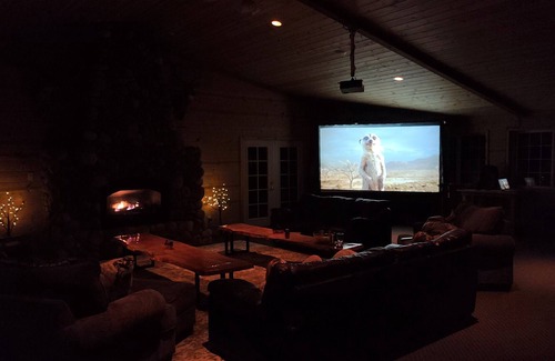 Leavenworth Cabina | Enormous Mountain Lodge - POOL / HOT TUB / Pool Table / Chef Kitchen