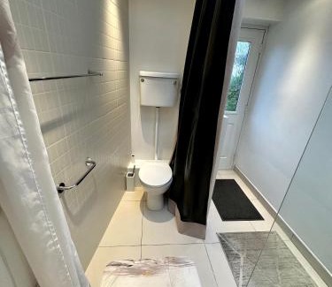 Woodford Bridge Apartamento | EnSuite Double Room With Own Entrance London - IG8 - Free on street parking