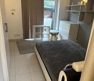 Woodford Bridge Apartamento | EnSuite Double Room With Own Entrance London - IG8 - Free on street parking