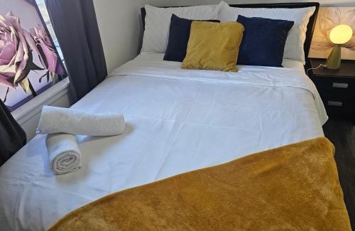 Dudley Casa | Ensuite Double Room with Private Kitchen Dudley