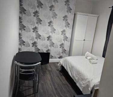 Dudley Casa | Ensuite Double Room with Private Kitchen Dudley