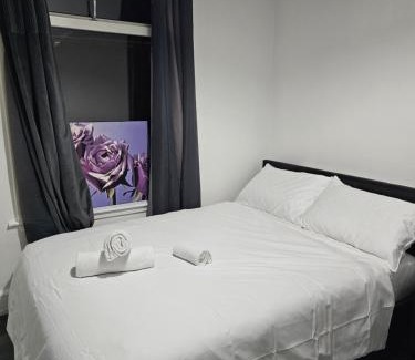 Dudley Casa | Ensuite Double Room with Private Kitchen Dudley