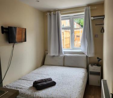 Crawley Apartamento | Ensuite Studio Flat Crawley-Gatwick
