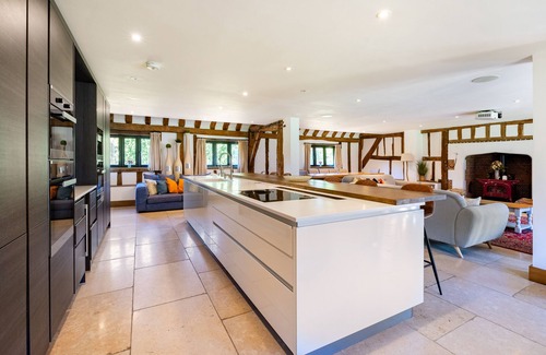 Bray on Thames Casa | Entertain, Celebrate, Relax in Period Luxury Barn - Perfect for family groups