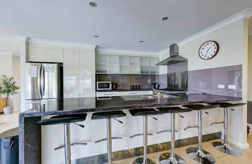 Calare Casa | Brookfield | Spacious, Modern & Stylish | Sleeps 9