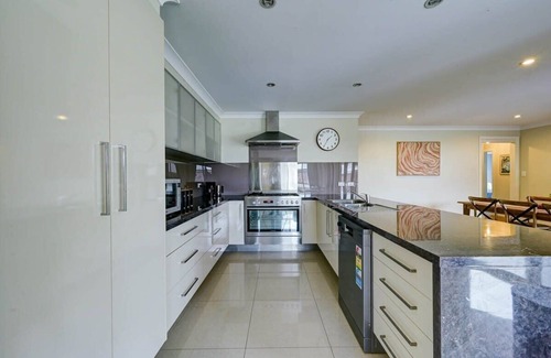 Calare Casa | Brookfield | Spacious, Modern & Stylish | Sleeps 9