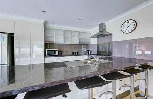 Calare Casa | Brookfield | Spacious, Modern & Stylish | Sleeps 9