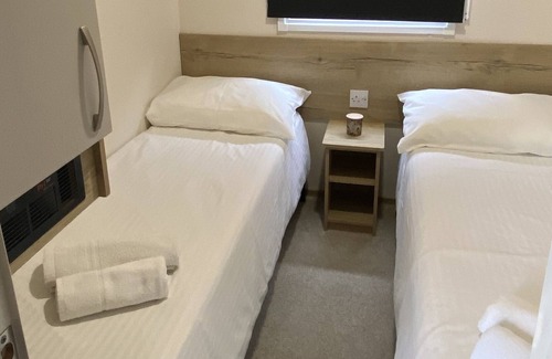 St Leonards-On-Sea Casa | Entertainment & activities on site, walking distance to the beach!