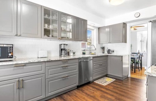 Madison Heights Casa | ★Entertainment & Game Room w/ Bar★ Cheerful and Bright Ranch w/ 2 Full Baths