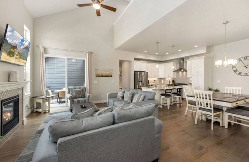 Loveland Casa | Entertainment Oasis>1st-floor Master>Mountain View