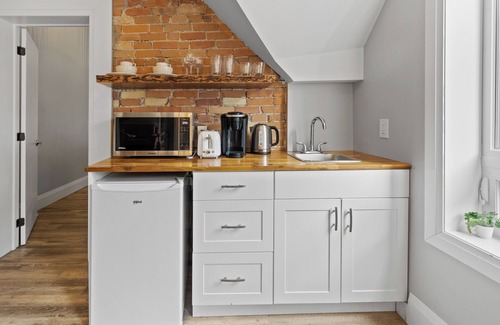 Mount Hope Huron Park Apartamento | ENTIRE 1 BEDROOM APARTMENT ACROSS FROM GOOGLE