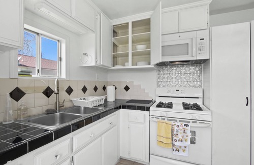 Ontario Casa | Entire 1-bedroom house Free RV parking