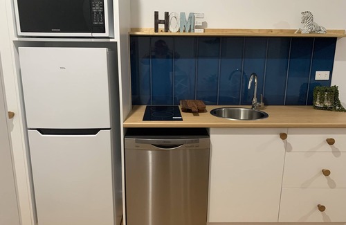 Ulladulla Apartamento | Entire 1br 50sm guest suite 3mins to beach shops restaurants small dog welcome.