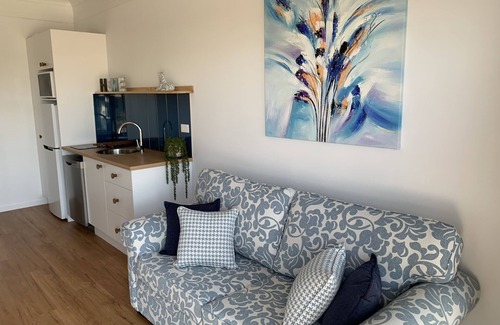 Ulladulla Apartamento | Entire 1br 50sm guest suite 3mins to beach shops restaurants small dog welcome.