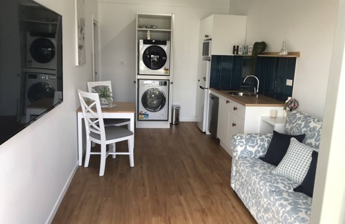Ulladulla Apartamento | Entire 1br 50sm guest suite 3mins to beach shops restaurants small dog welcome.