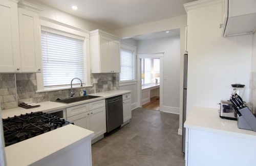 Central Hyde Park Apartamento | Entire 1st Floor! 2 BEDROOM in HYDE PARK w/PARKING, W&D, Central A/C, Near PLAZA